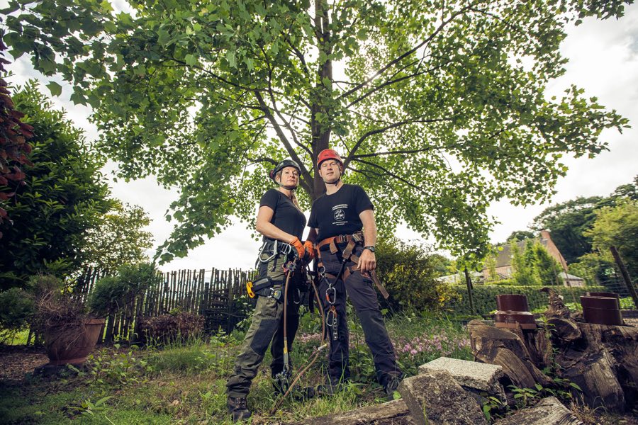 Johan Bruyninx en zijn echtgenote in klimuitrusting onder een grote boom